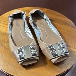 BCBGMaxAzria Beige Nude Peep Toe Flats with Silver Buckle Size 7.5